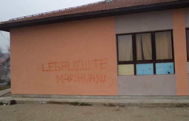 Grafit na fasadi OŠ Aleksa Šantić Perin Han