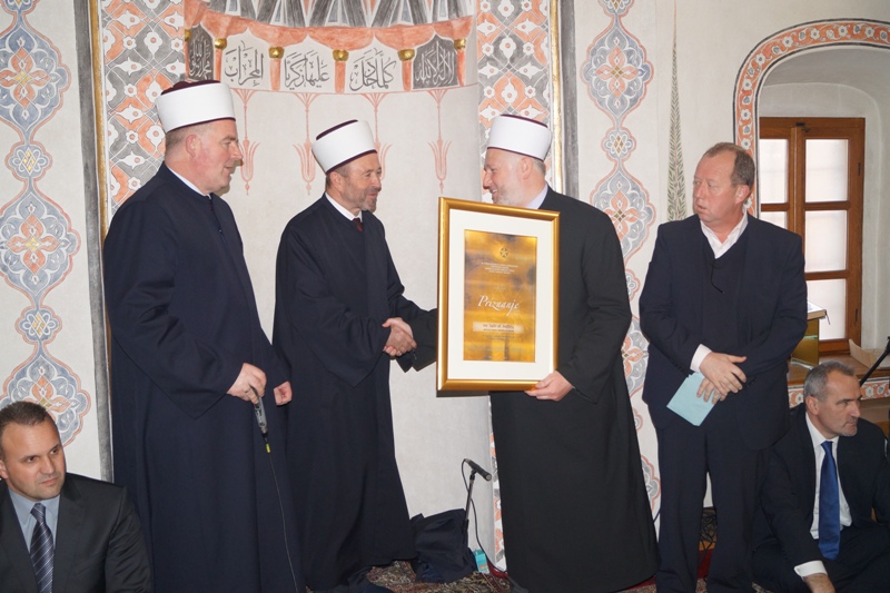 Priznanje „Hasan ef. Škapur“ dodijeljeno mr. Salih ef. Indžiću