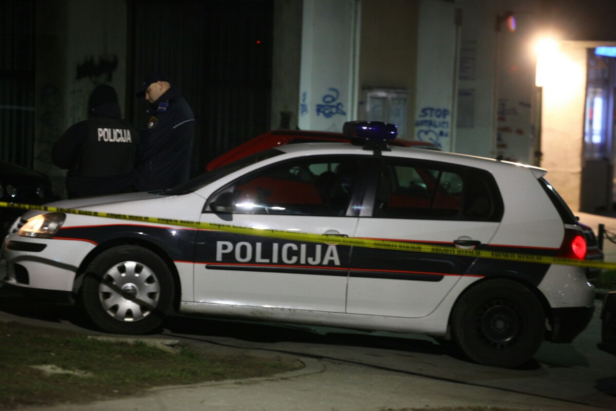 Starica skočila kroz prozor zgrade