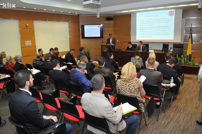 Uvođenje akciza na bezalkoholna pića i pivo je pogubno, provesti reforme u administraciji