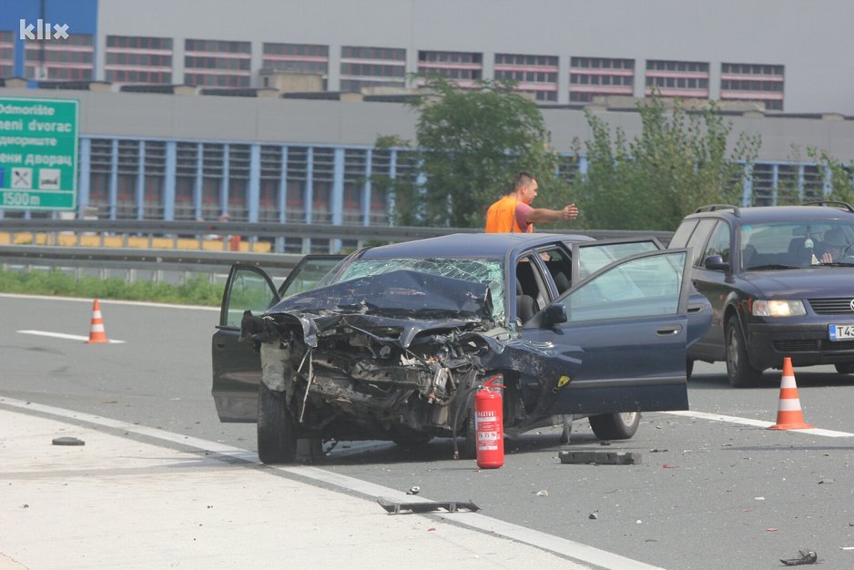 Na autoputu kod Kaknja automobil udario u kamion, vozač povrijeđen
