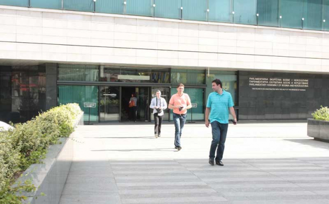 Raste armija činovnika u institucijama BiH i njihove plate