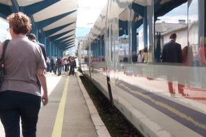 Prazni željeznički peroni i prebacivanje odgovornosti